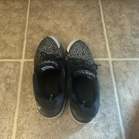 Jordan Shoes - Picture 3 of 7